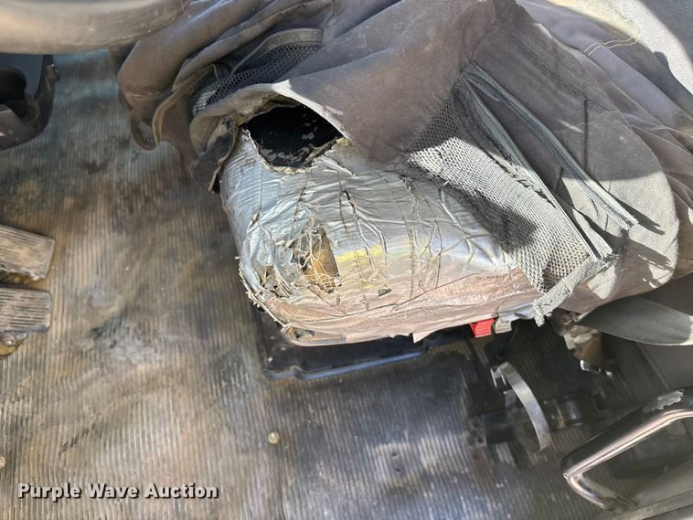 image for item DK0043 2014 Peterbilt 337 utility / service truck