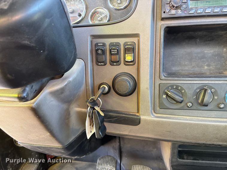 image for item DK0043 2014 Peterbilt 337 utility / service truck