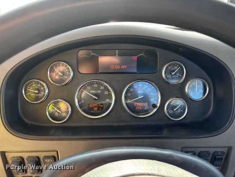 image for item DK0043 2014 Peterbilt 337 utility / service truck