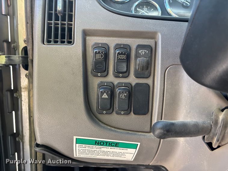 image for item DK0043 2014 Peterbilt 337 utility / service truck