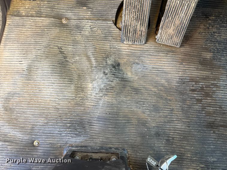 image for item DK0043 2014 Peterbilt 337 utility / service truck