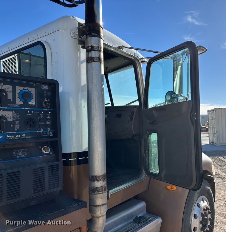 image for item DK0043 2014 Peterbilt 337 utility / service truck