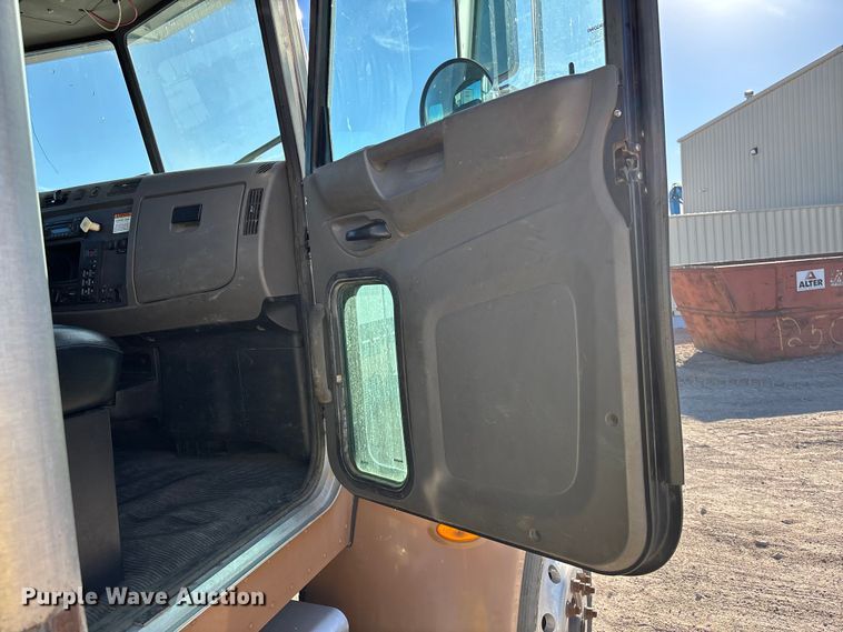 image for item DK0043 2014 Peterbilt 337 utility / service truck