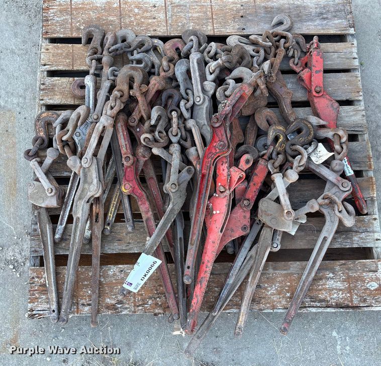 image for item DK0066 Approximately 23 chain binders