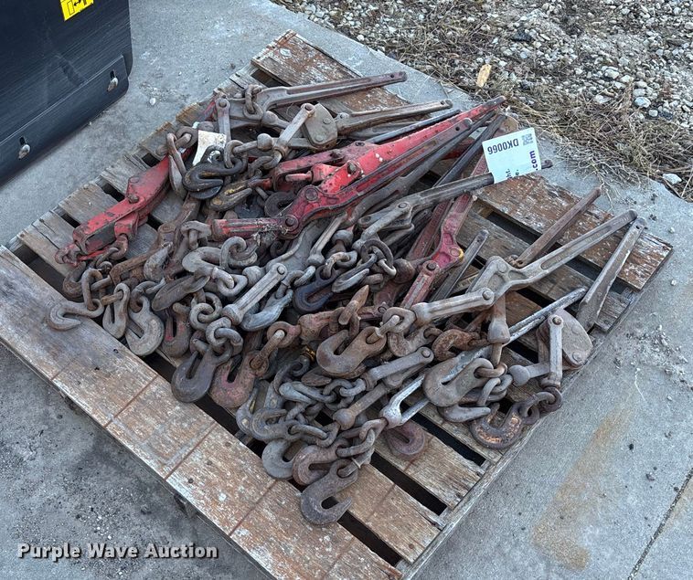 image for item DK0066 Approximately 23 chain binders