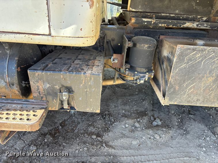 image for item DK0069 1986 International 1754 dump truck