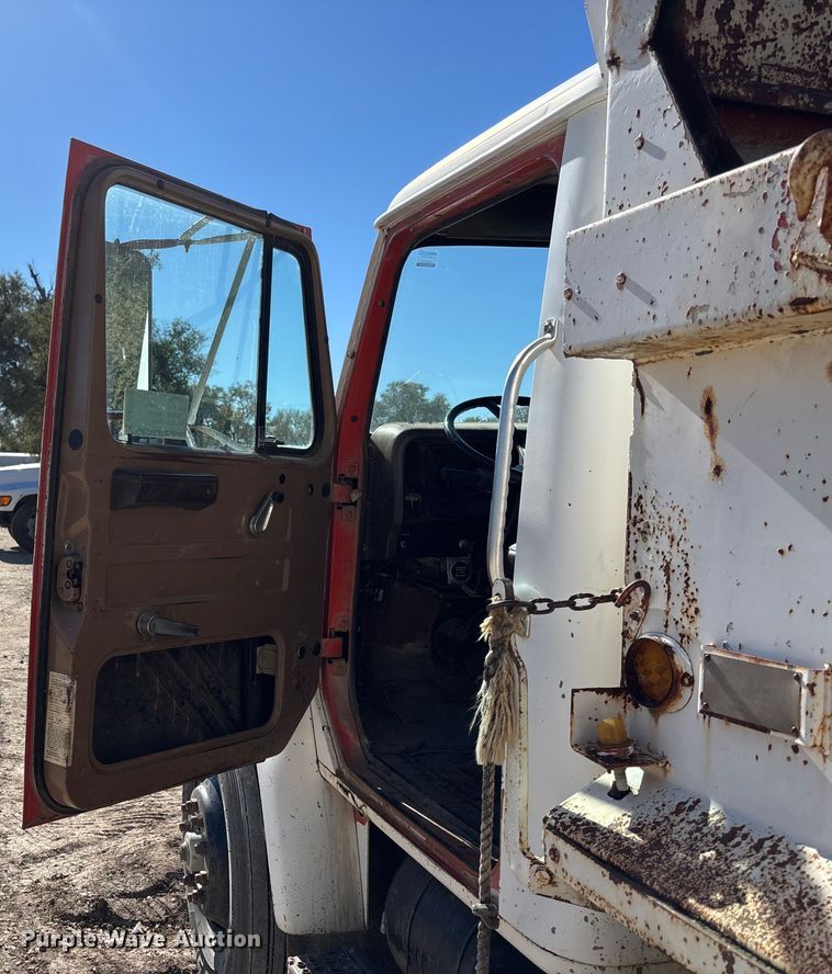 image for item DK0069 1986 International 1754 dump truck