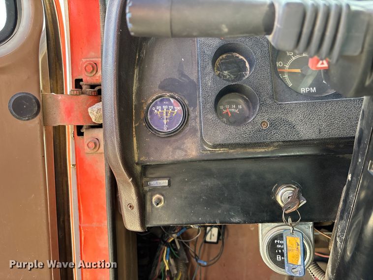 image for item DK0069 1986 International 1754 dump truck