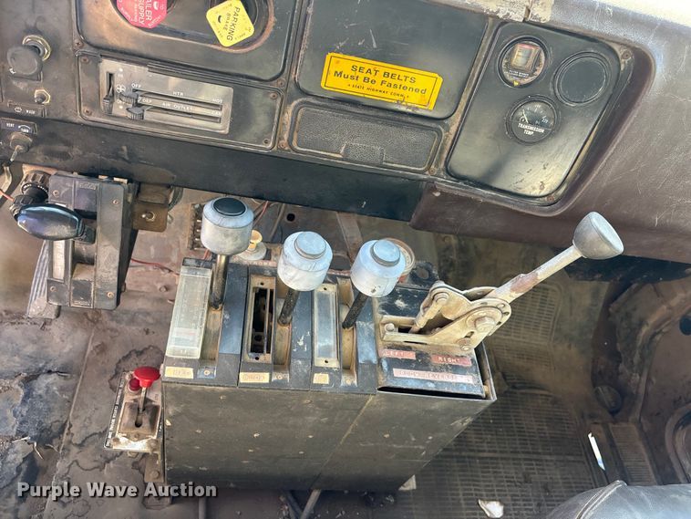 image for item DK0069 1986 International 1754 dump truck