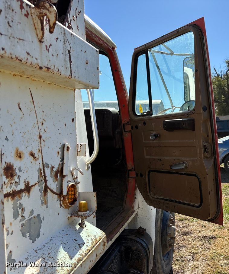 image for item DK0069 1986 International 1754 dump truck