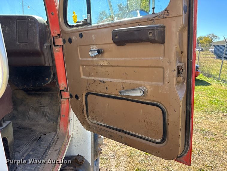 image for item DK0069 1986 International 1754 dump truck