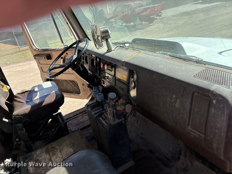 image for item DK0069 1986 International 1754 dump truck