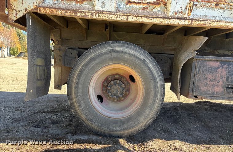 image for item DK0069 1986 International 1754 dump truck