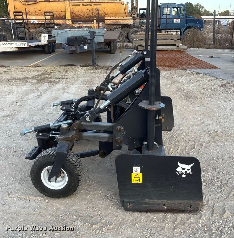 image for item DK0070 2023 Bobcat HD84 skid steer laser box blade