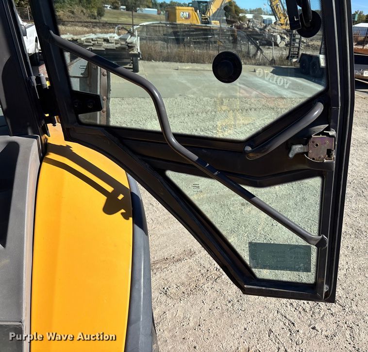 image for item DK0079 Volvo BL70B backhoe