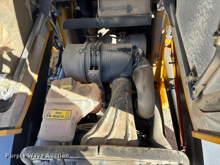 image for item DK0079 Volvo BL70B backhoe