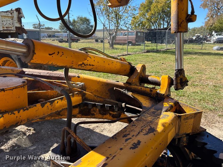 image for item DK0086 1973 John Deere 570A motor grader