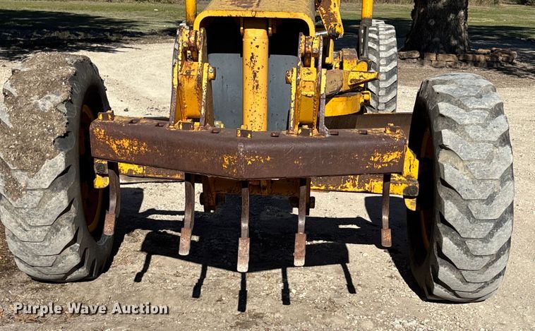 image for item DK0086 1973 John Deere 570A motor grader