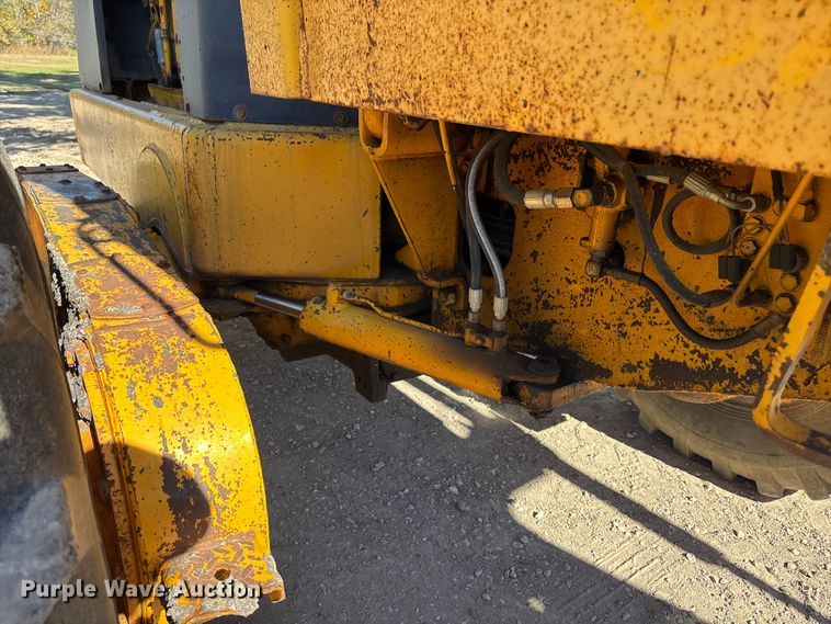 image for item DK0086 1973 John Deere 570A motor grader