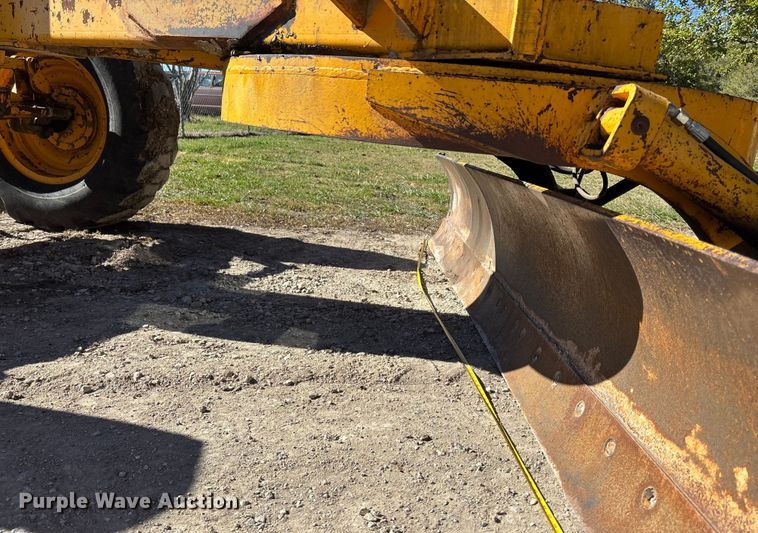 image for item DK0086 1973 John Deere 570A motor grader