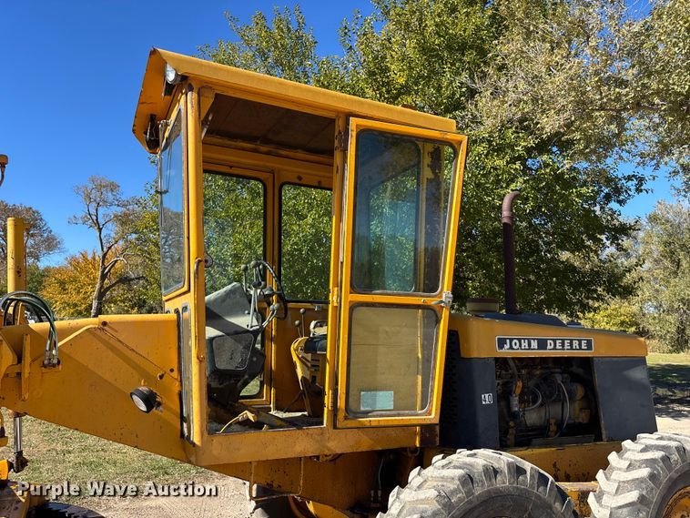 image for item DK0086 1973 John Deere 570A motor grader