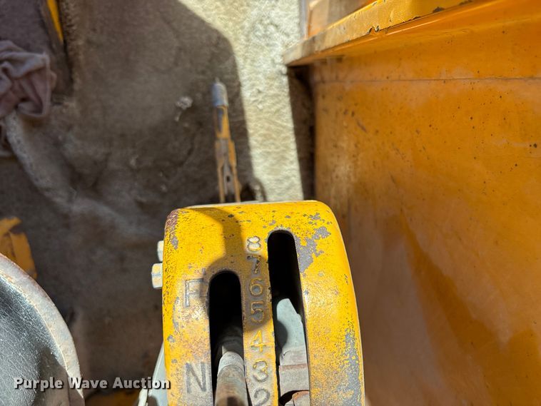 image for item DK0086 1973 John Deere 570A motor grader