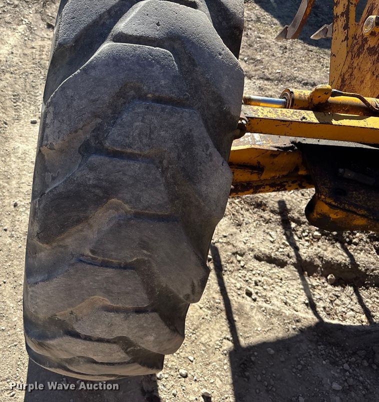 image for item DK0086 1973 John Deere 570A motor grader