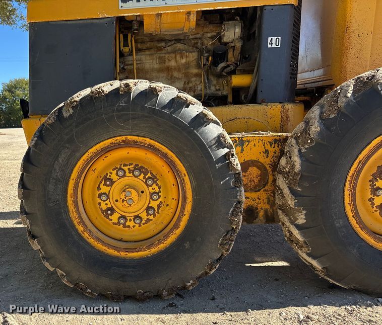 image for item DK0086 1973 John Deere 570A motor grader