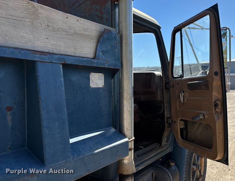 image for item DK0093 1986 International 1754 dump truck
