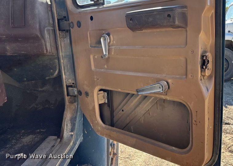 image for item DK0093 1986 International 1754 dump truck