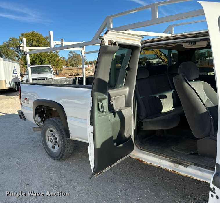 image for item DK0095 2006 GMC Sierra 2500HD Ext. Cab pickup truck