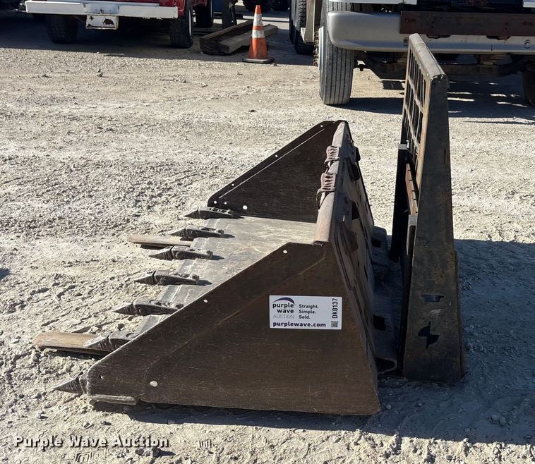 image for item DK0137 Skid steer bucket and forks