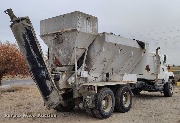 image for item DT0768 1989 International 2554 volumetric concrete mixer truck