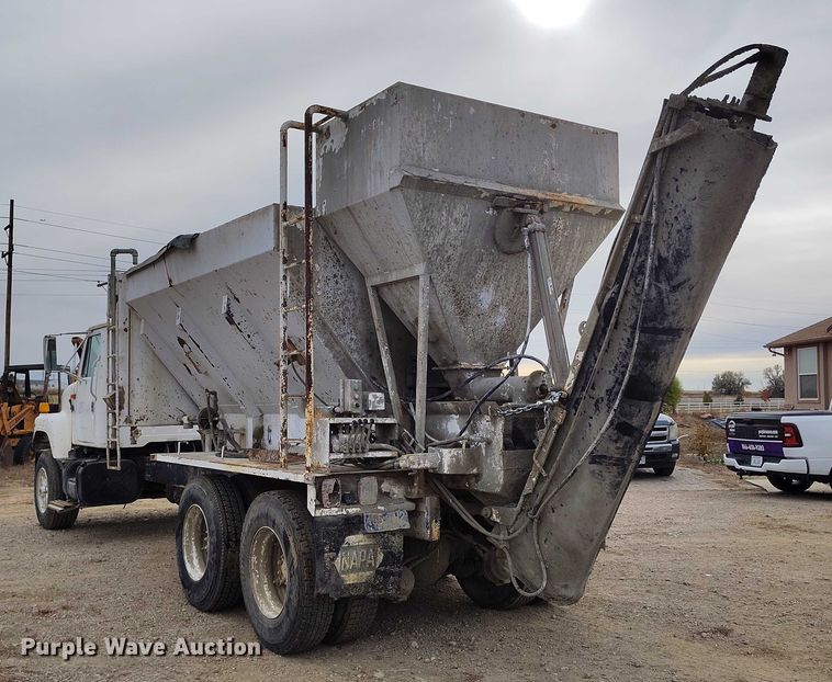 image for item DT0768 1989 International 2554 volumetric concrete mixer truck