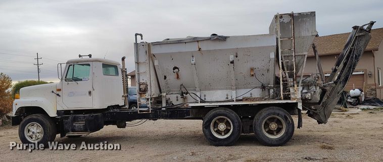 image for item DT0768 1989 International 2554 volumetric concrete mixer truck