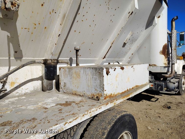 image for item DT0768 1989 International 2554 volumetric concrete mixer truck