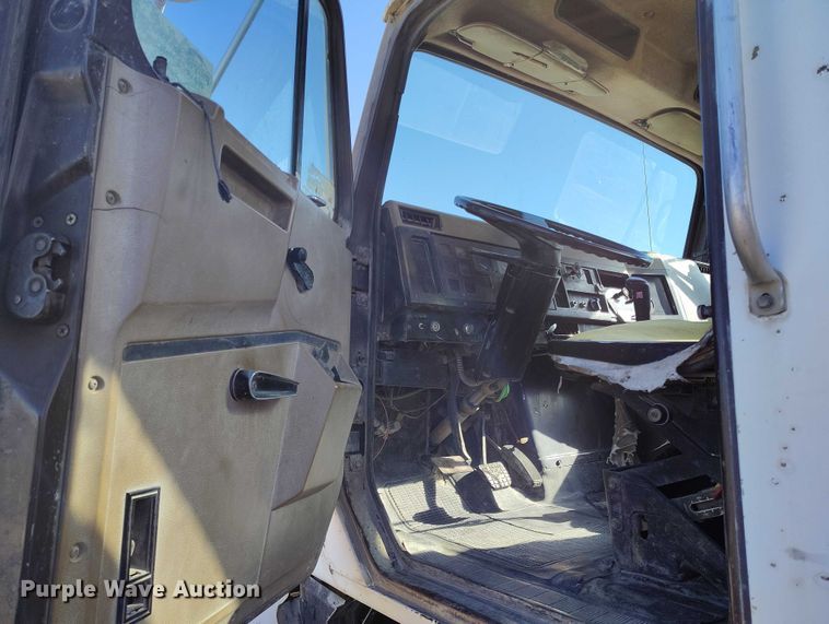 image for item DT0768 1989 International 2554 volumetric concrete mixer truck