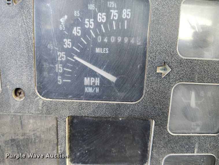 image for item DT0768 1989 International 2554 volumetric concrete mixer truck