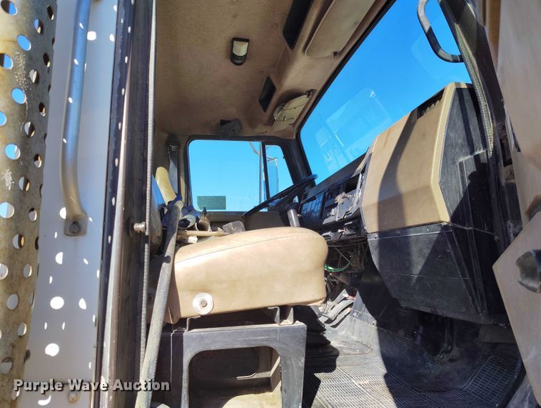 image for item DT0768 1989 International 2554 volumetric concrete mixer truck