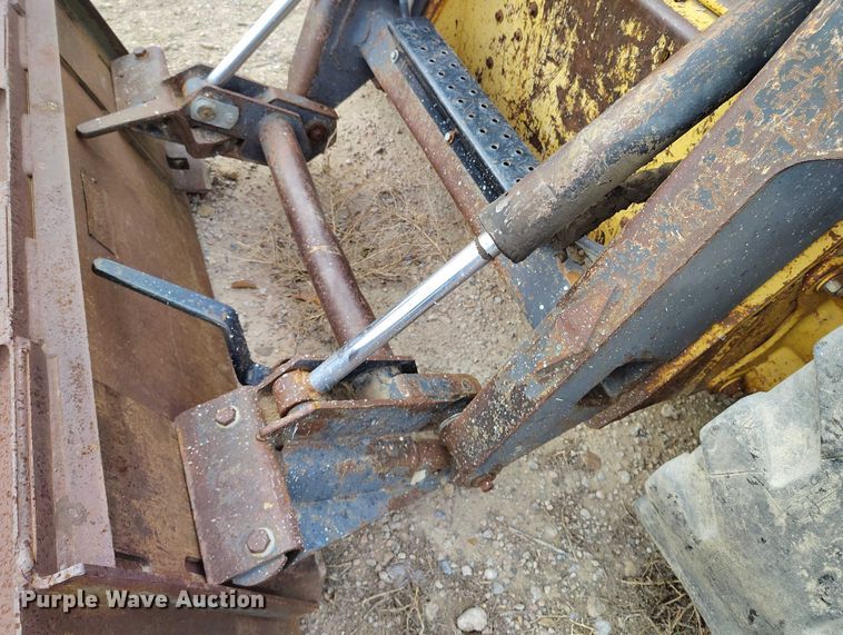 image for item DT0769 1999 New Holland LX 565 skid steer loader