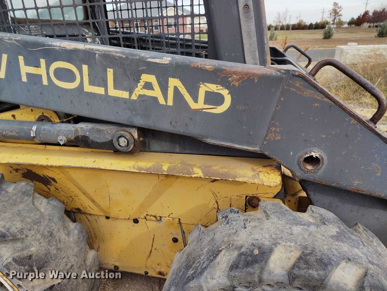 image for item DT0769 1999 New Holland LX 565 skid steer loader