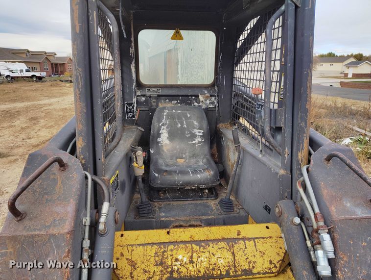 image for item DT0769 1999 New Holland LX 565 skid steer loader