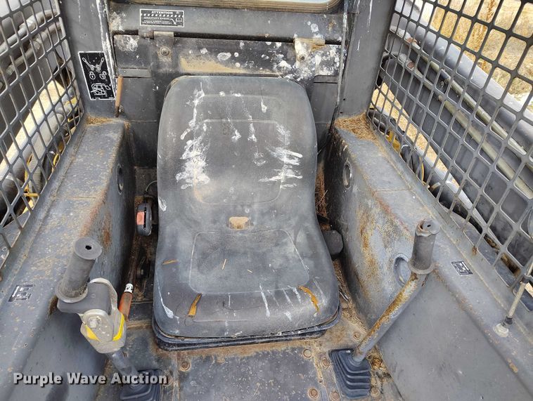 image for item DT0769 1999 New Holland LX 565 skid steer loader