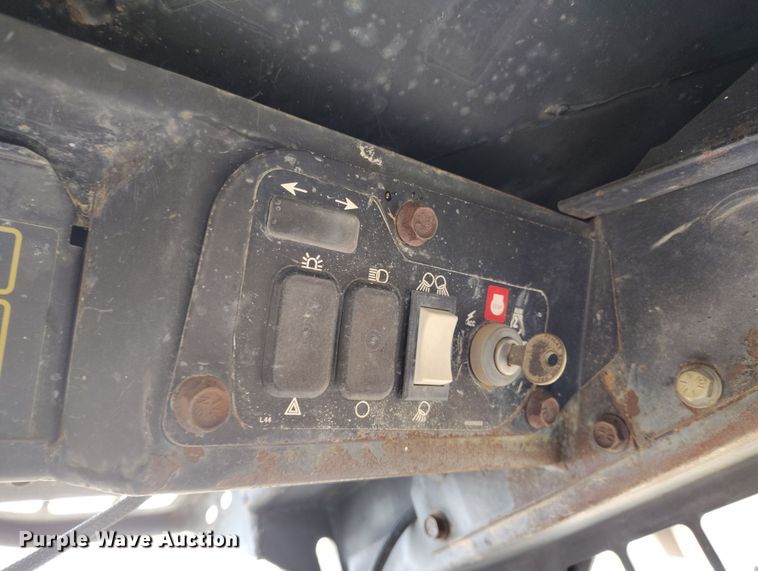 image for item DT0769 1999 New Holland LX 565 skid steer loader