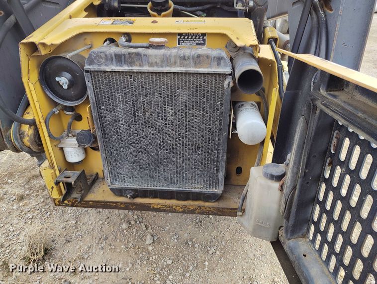 image for item DT0769 1999 New Holland LX 565 skid steer loader