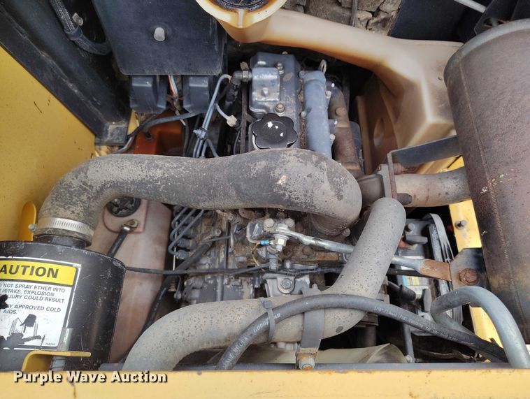 image for item DT0769 1999 New Holland LX 565 skid steer loader