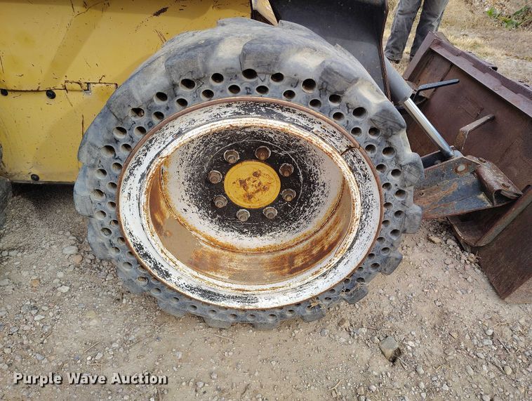 image for item DT0769 1999 New Holland LX 565 skid steer loader