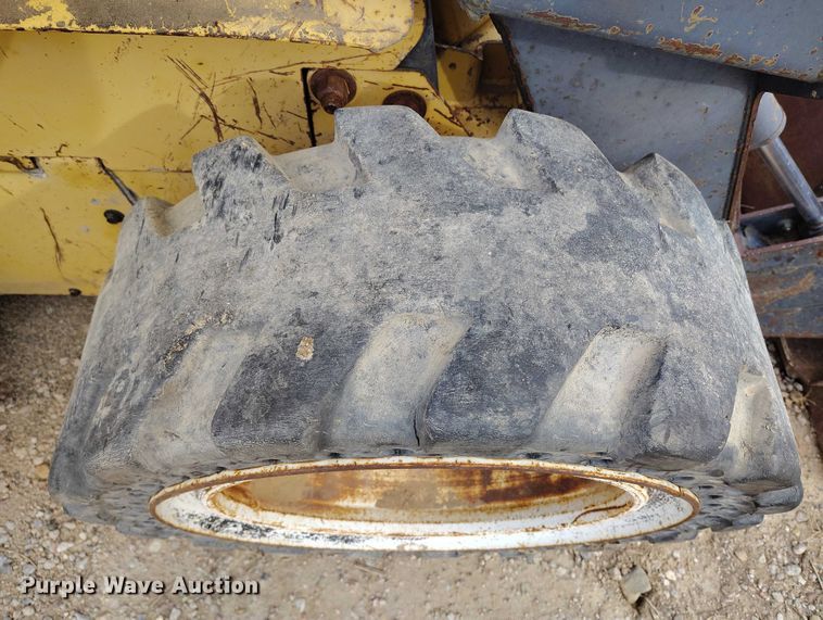 image for item DT0769 1999 New Holland LX 565 skid steer loader