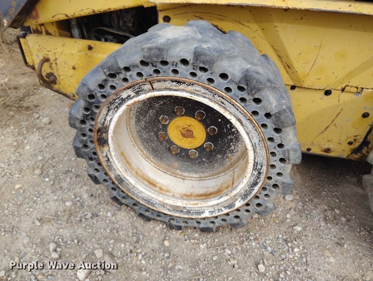 image for item DT0769 1999 New Holland LX 565 skid steer loader