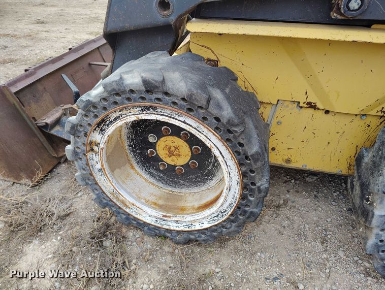 image for item DT0769 1999 New Holland LX 565 skid steer loader